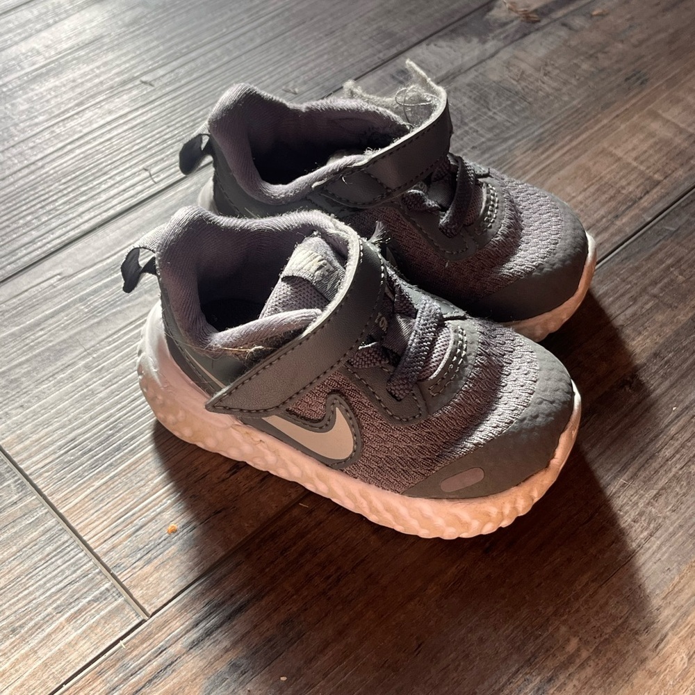 Nike Kids Gray Sneakers

BUNDLE LETS MAKE A DEAL 😁